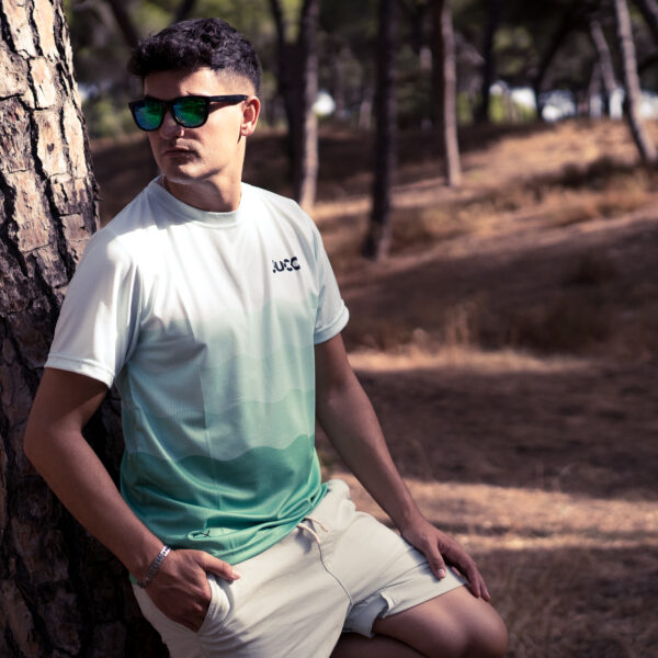 juco.es Camiseta Deportiva de Poliéster «Olas de Verano» - Diseño Fresco y Transpirable