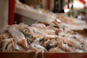Calamares frescos expuestos en un mercado